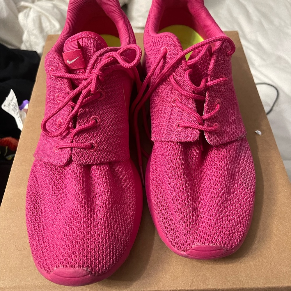 Hot pink Nike roches